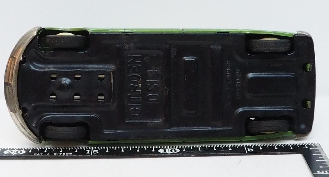 萬代屋【シトロエンDS19セダン黄緑】ブリキtin toy car自動車【箱無】