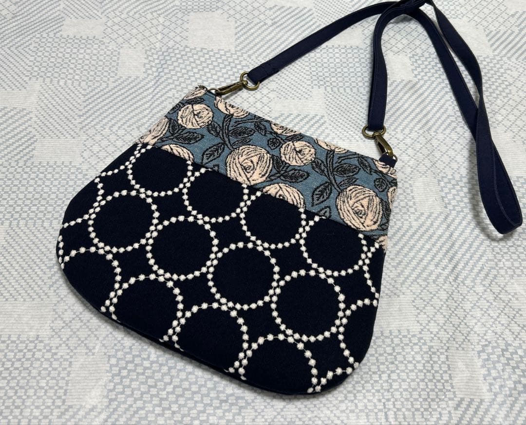 ハンドメイド ミナペルホネン パッチのスマホポシェット L（ファスナータイプ）