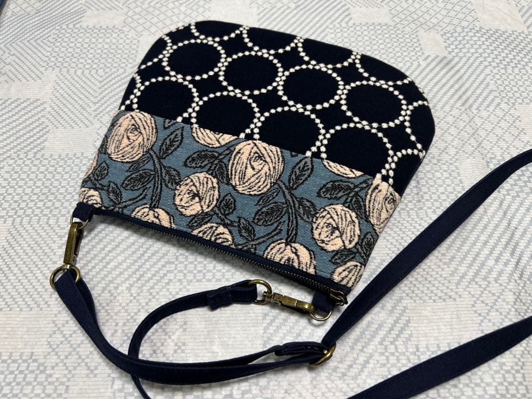 ハンドメイド ミナペルホネン パッチのスマホポシェット L（ファスナータイプ）