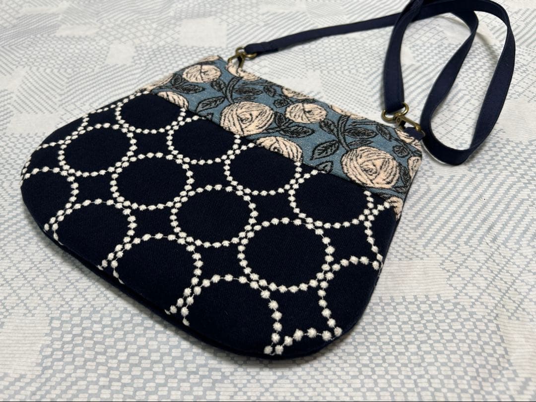 ハンドメイド ミナペルホネン パッチのスマホポシェット L（ファスナータイプ）