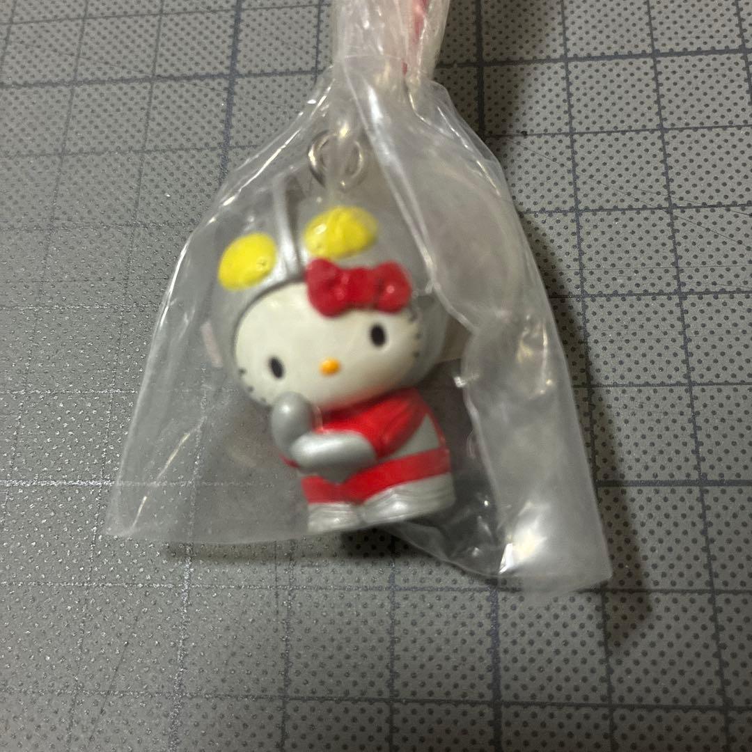【レア】ハローキティ　なりきりストラップ　ウルトラマンver