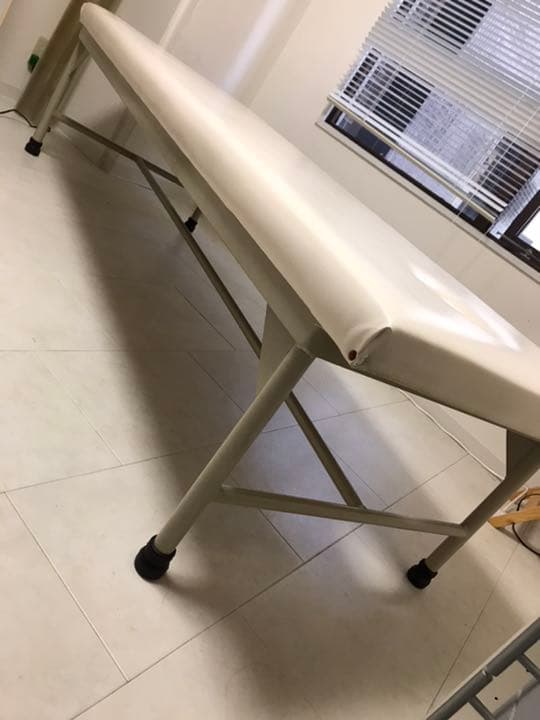 整体マッサージエステベッドと小棚その他備品