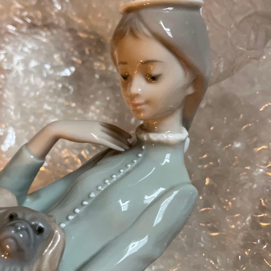 リヤドロ　仔犬を抱く貴婦人