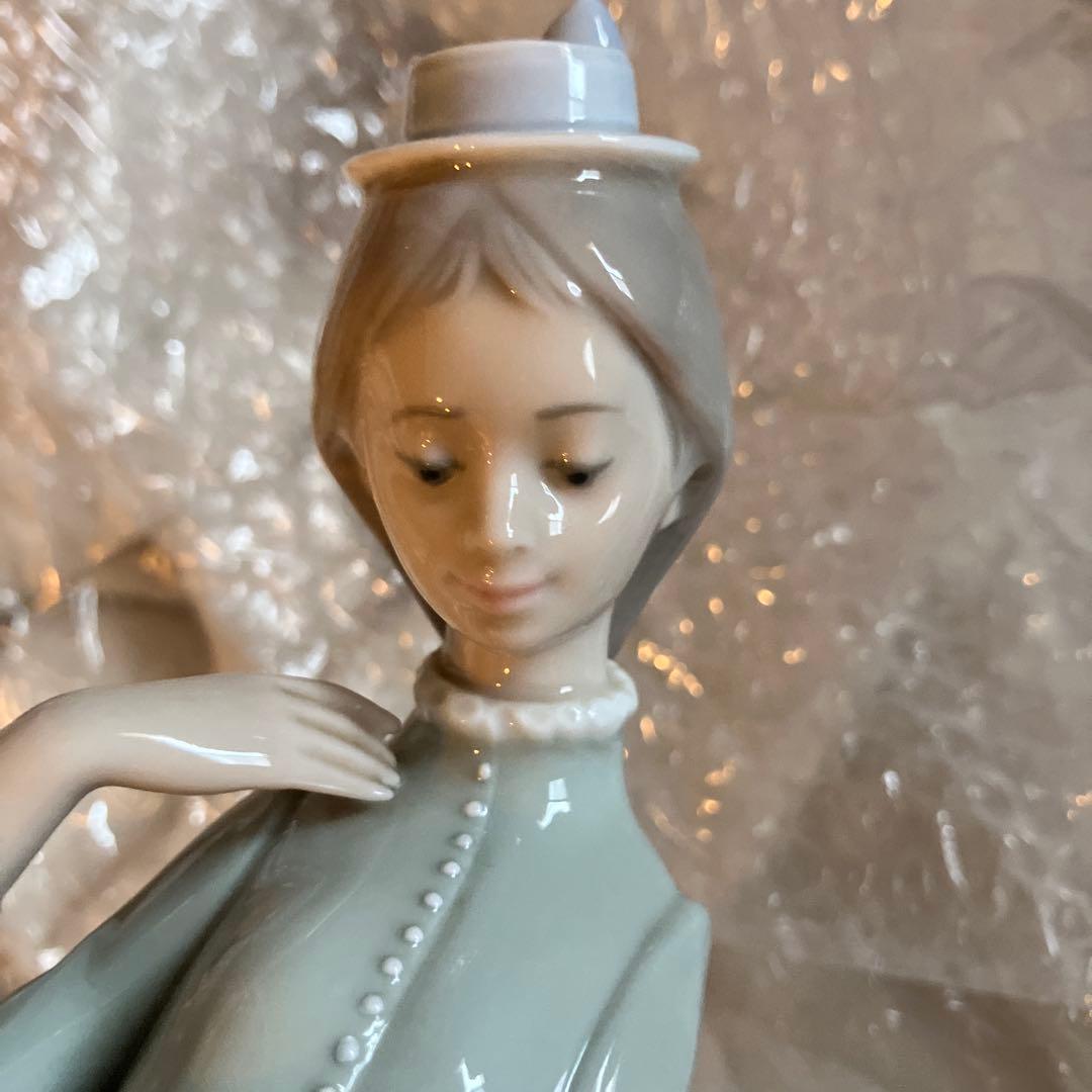 リヤドロ　仔犬を抱く貴婦人