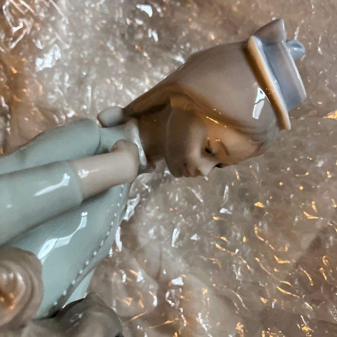 リヤドロ　仔犬を抱く貴婦人