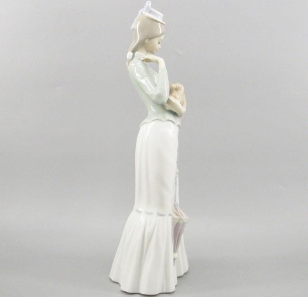 リヤドロ　仔犬を抱く貴婦人