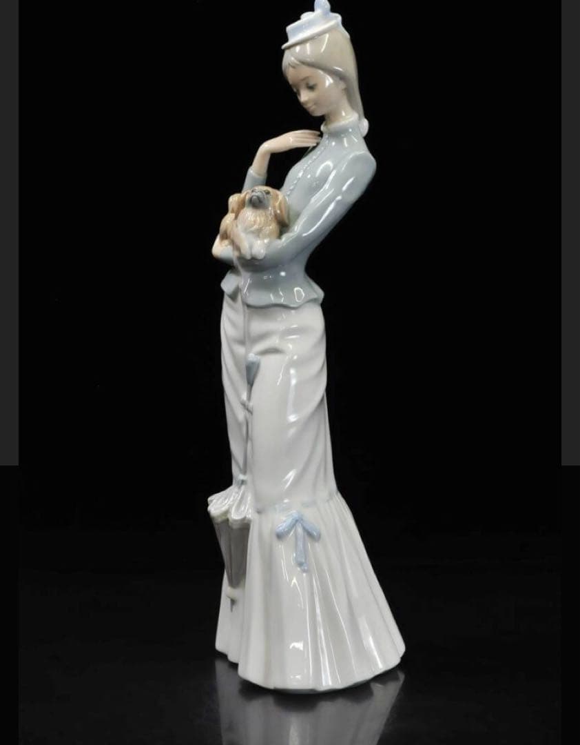 リヤドロ　仔犬を抱く貴婦人