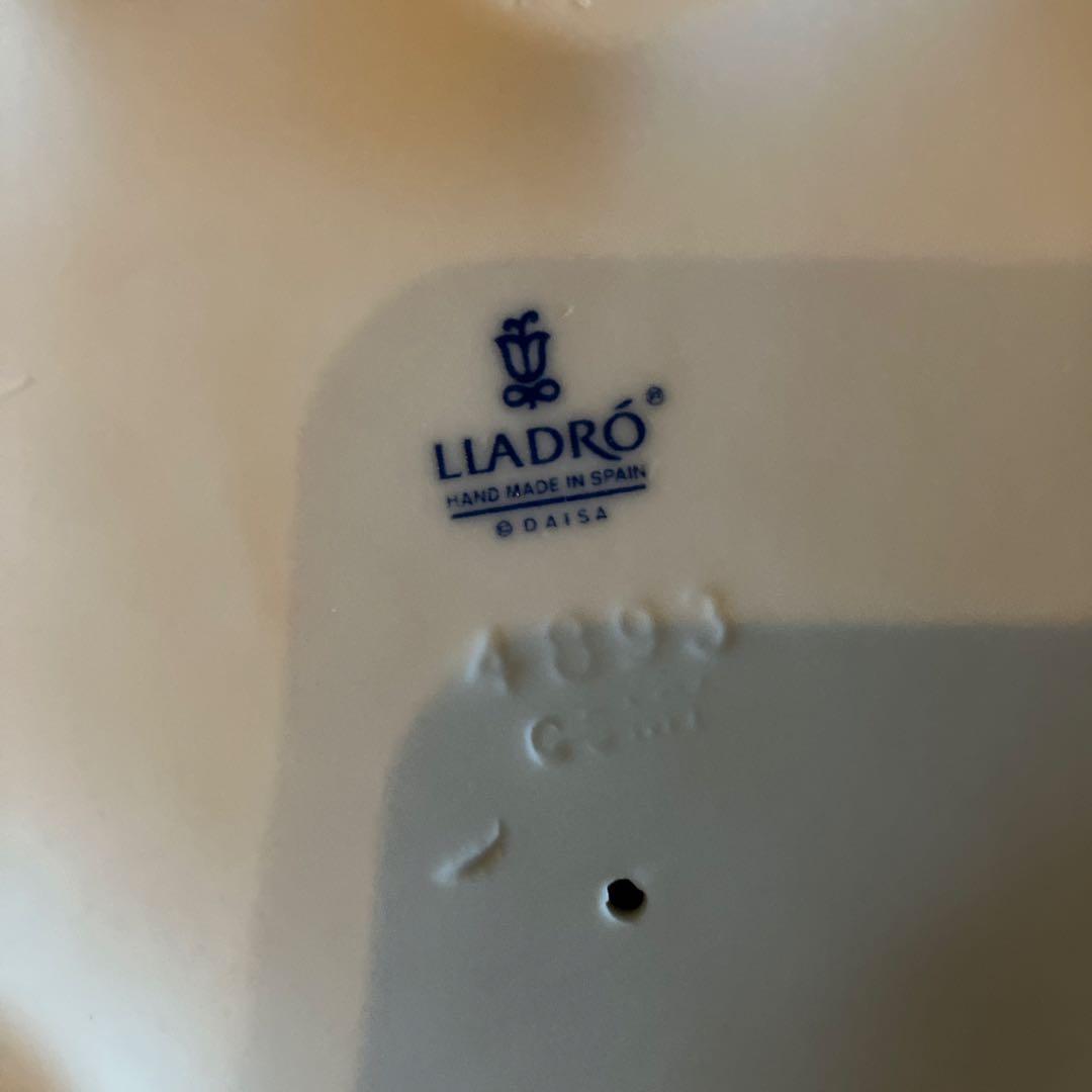 リヤドロ　仔犬を抱く貴婦人