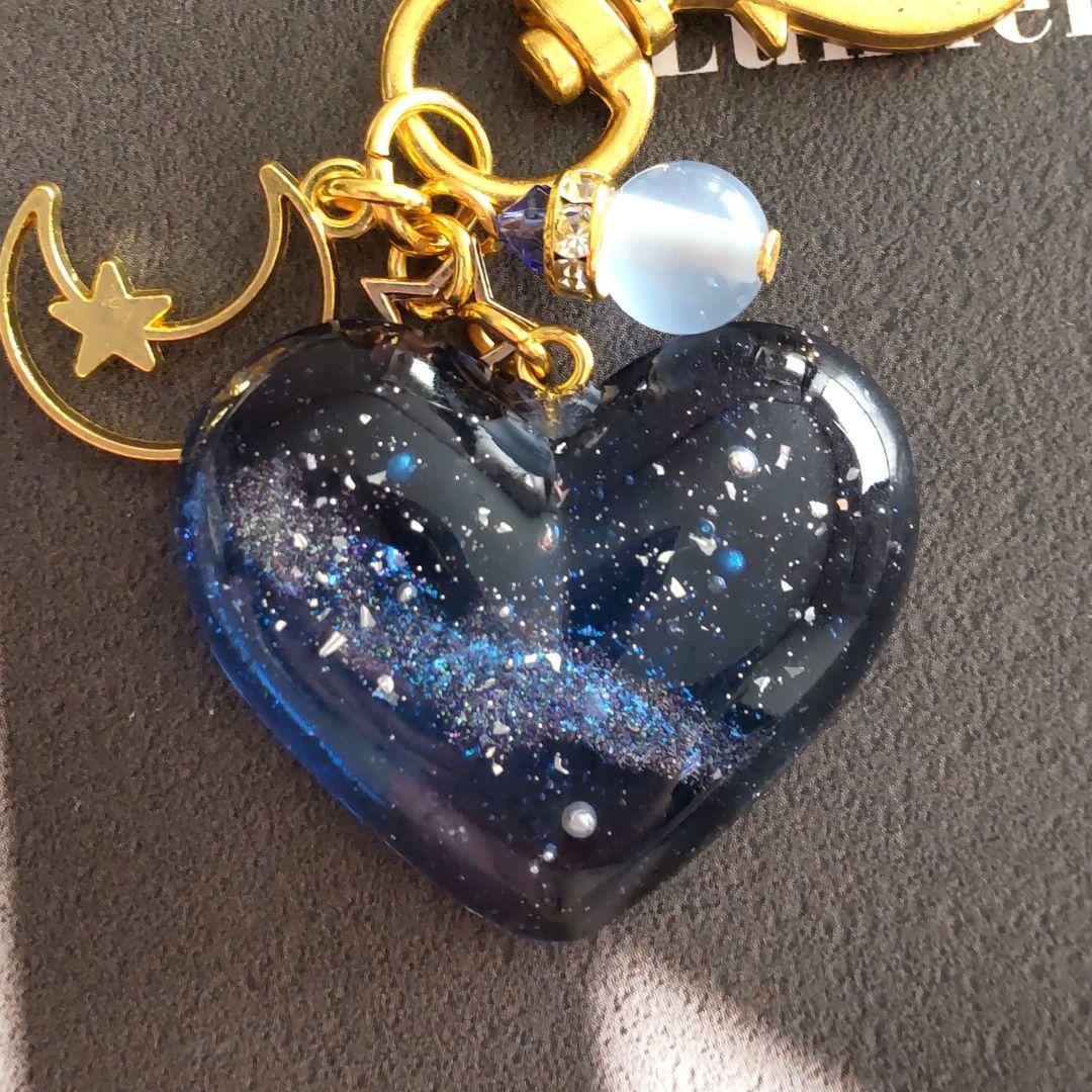 予約済の113 ハート形の宇宙レジンキーホルダーゴールド