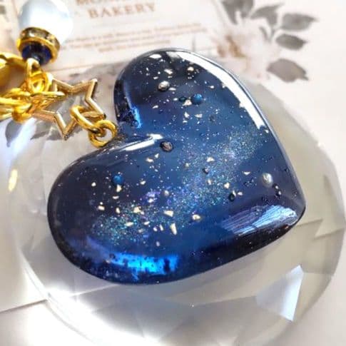 予約済の113 ハート形の宇宙レジンキーホルダーゴールド