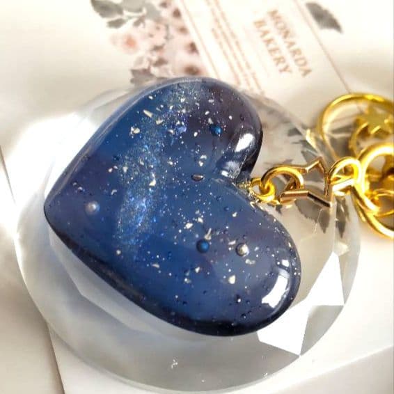 予約済の113 ハート形の宇宙レジンキーホルダーゴールド