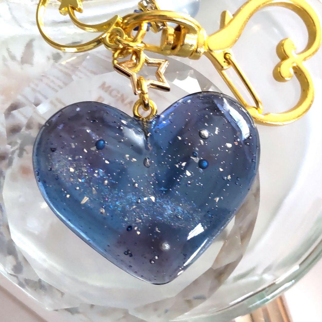 予約済の113 ハート形の宇宙レジンキーホルダーゴールド
