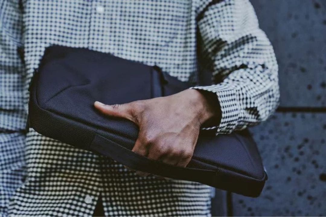 Aer Tech Folio16 16インチ クラッチバッグ