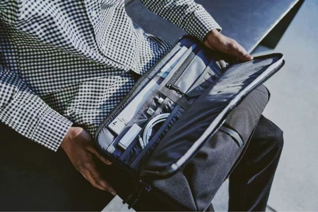 Aer Tech Folio16 16インチ クラッチバッグ