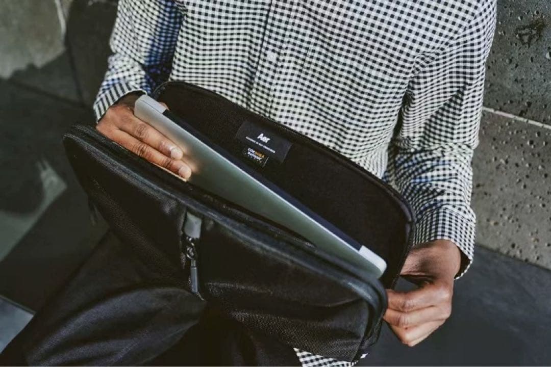 Aer Tech Folio16 16インチ クラッチバッグ
