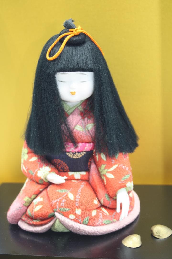 ガラスケース付き（寸法：横幅   約28cm）  木目込み人形