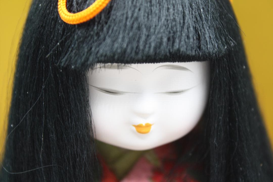 ガラスケース付き（寸法：横幅   約28cm）  木目込み人形