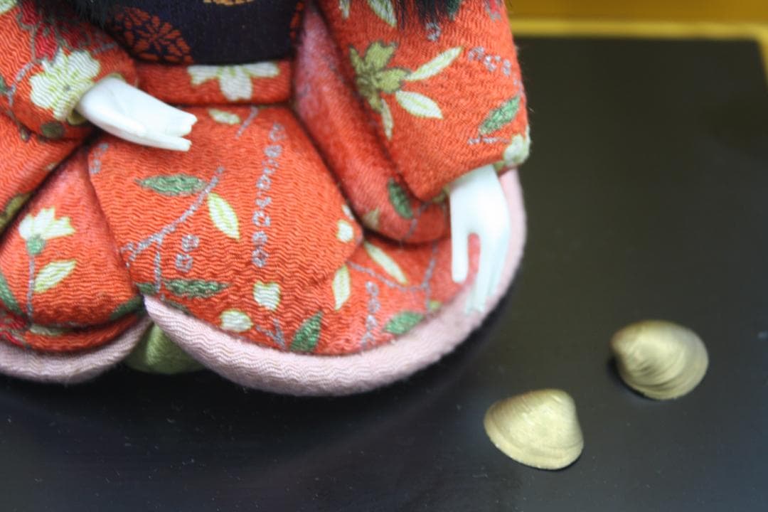 ガラスケース付き（寸法：横幅   約28cm）  木目込み人形