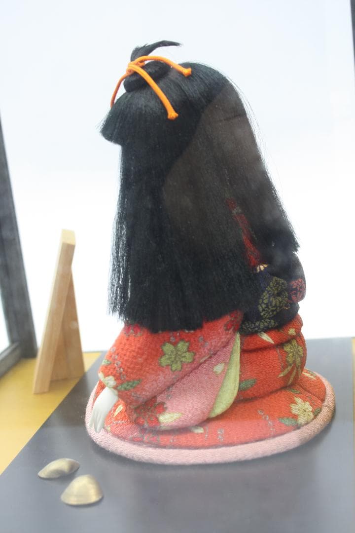 ガラスケース付き（寸法：横幅   約28cm）  木目込み人形