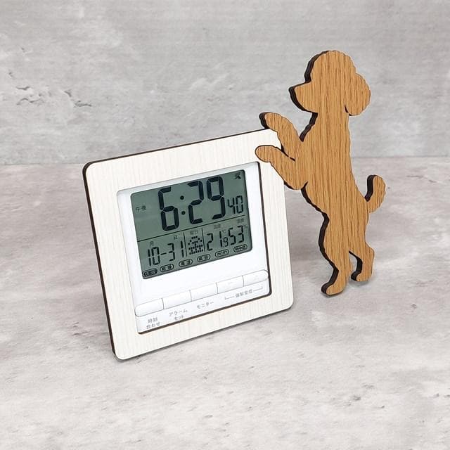 【電波時計】ワンちゃんが寄り添う電波デジタル時計 ― トイプードル　レッド