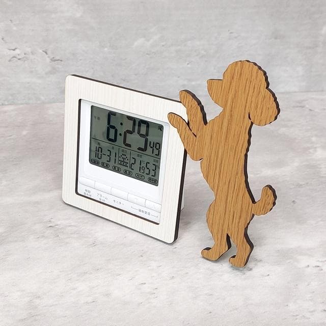 【電波時計】ワンちゃんが寄り添う電波デジタル時計 ― トイプードル　レッド