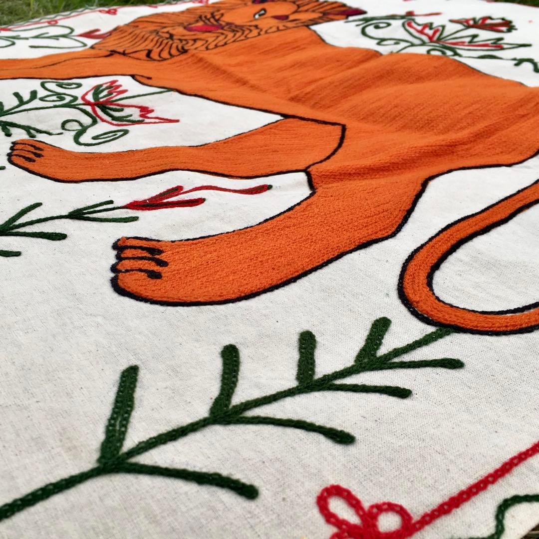 ★新品★インドハンドメイド刺繍タペストリーラグ★ビンテージ古布★ラジャスタン獅子