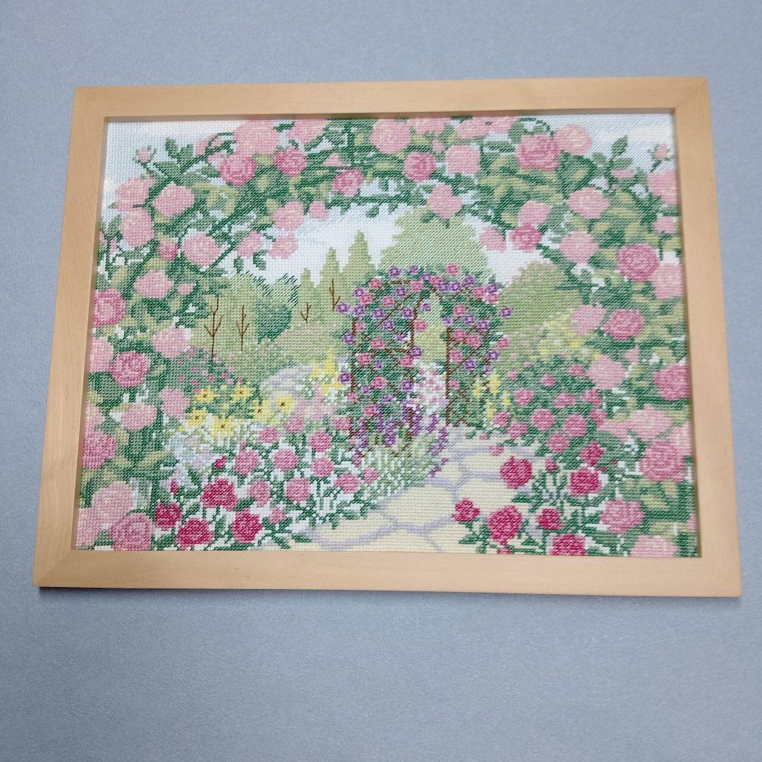 クロスステッチ完成品 ホビーラホビーレ〈薔薇の香りに誘われて〉