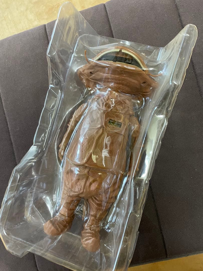 カネゴン貯金箱　怪獣フィギュア ブラウン