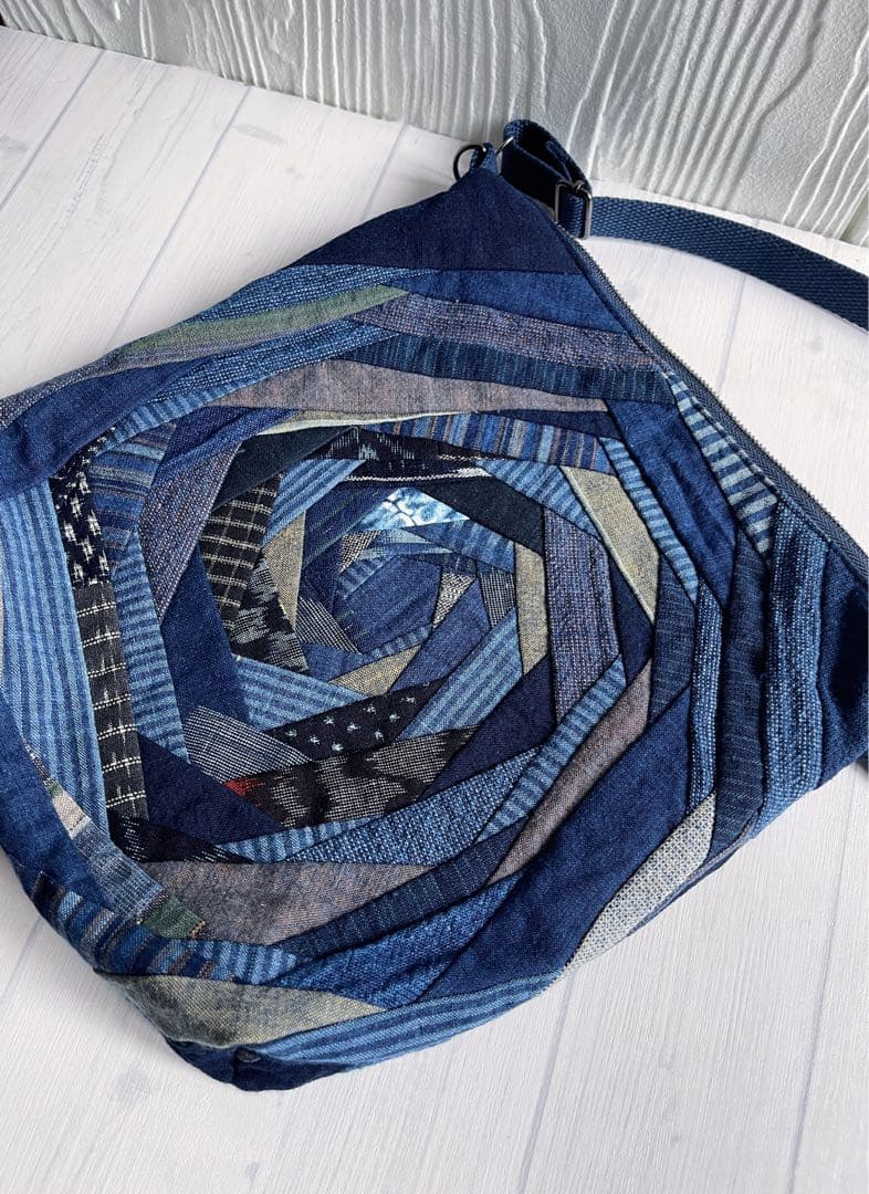 【ショルダーバッグ】斜めがけバッグ　藍染　調節可能ベルト　パッチワーク
