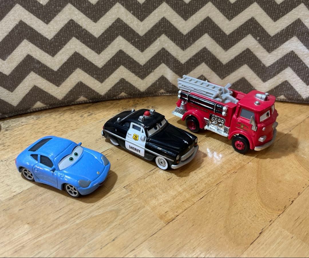 マテル　カーズ　サリー　レッド　シェリフ　ミニカー 3台セット