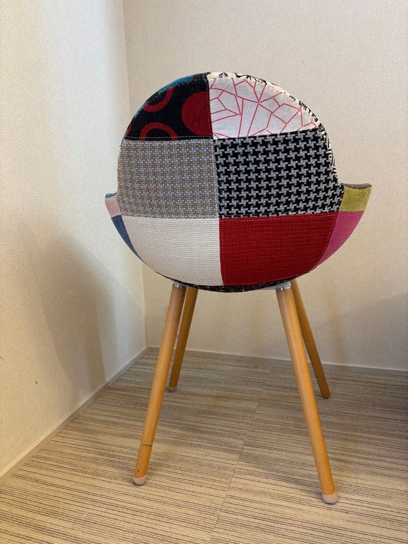 パッチワークデザインの椅子