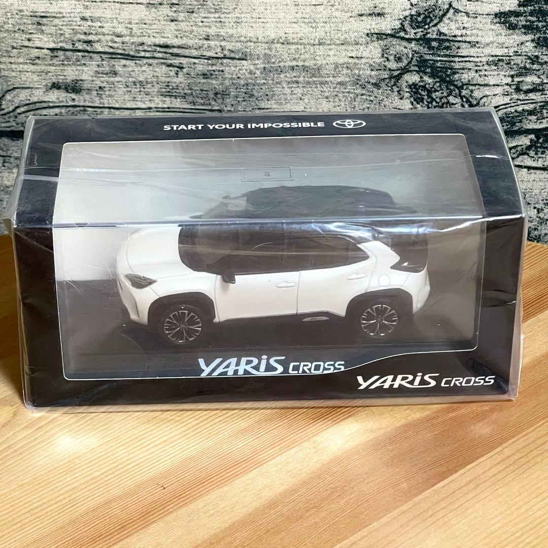 新品未開封 ヤリスクロス ホワイト ミニカー カラーサンプル 1/30 ⑨2KR