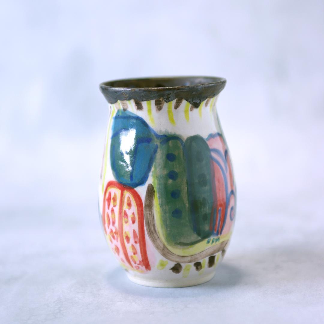 カラフルな陶器製花瓶