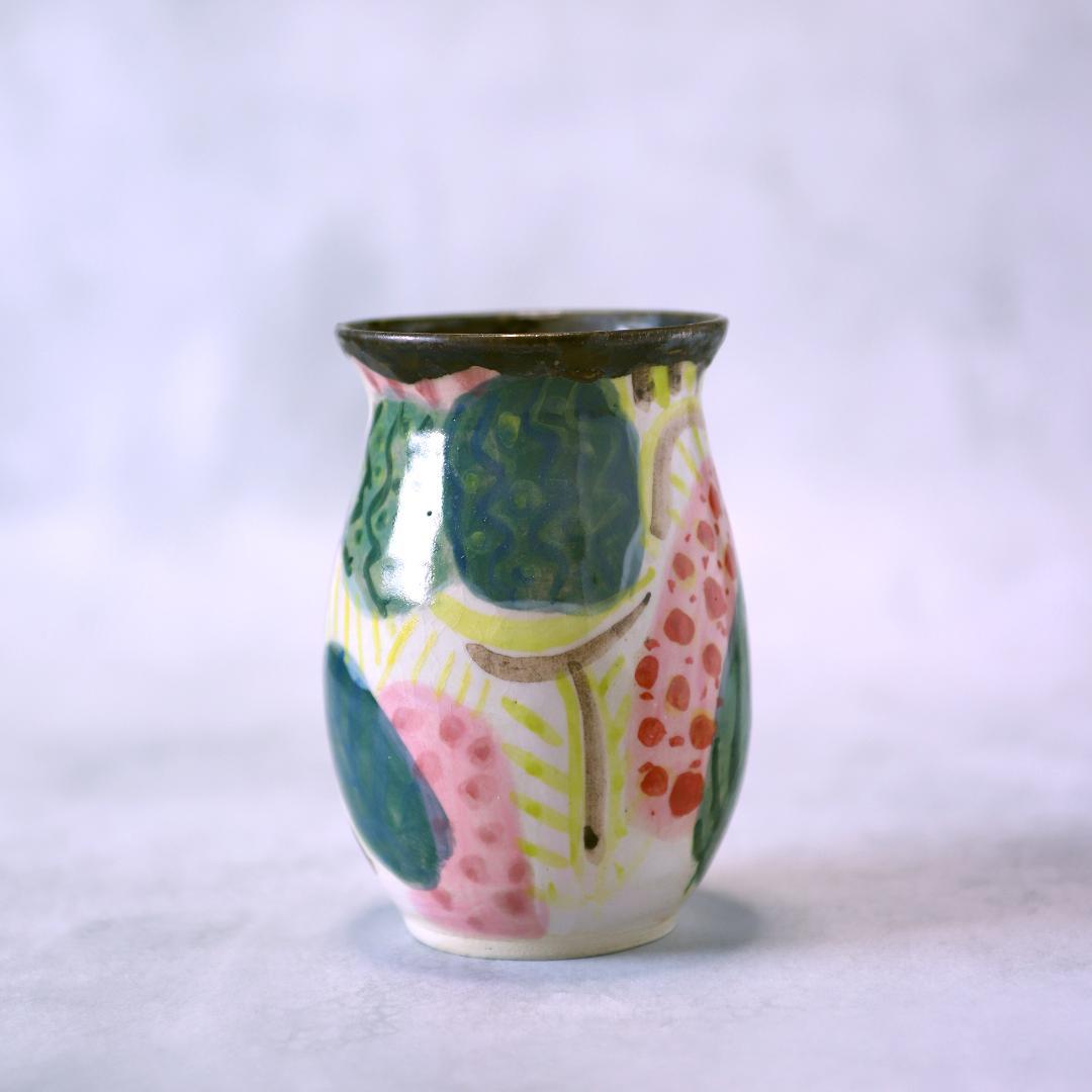 カラフルな陶器製花瓶