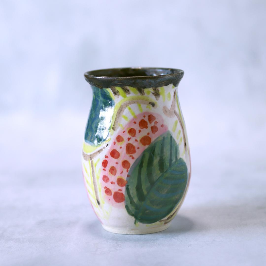 カラフルな陶器製花瓶