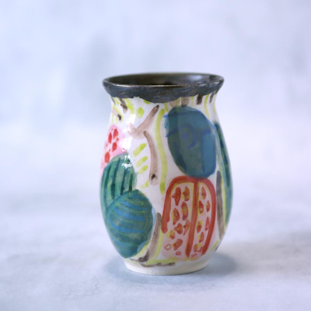 カラフルな陶器製花瓶
