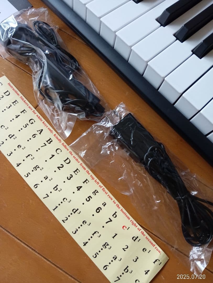 電子ピアノ　軽くて持ち運びラクラク　61鍵盤
