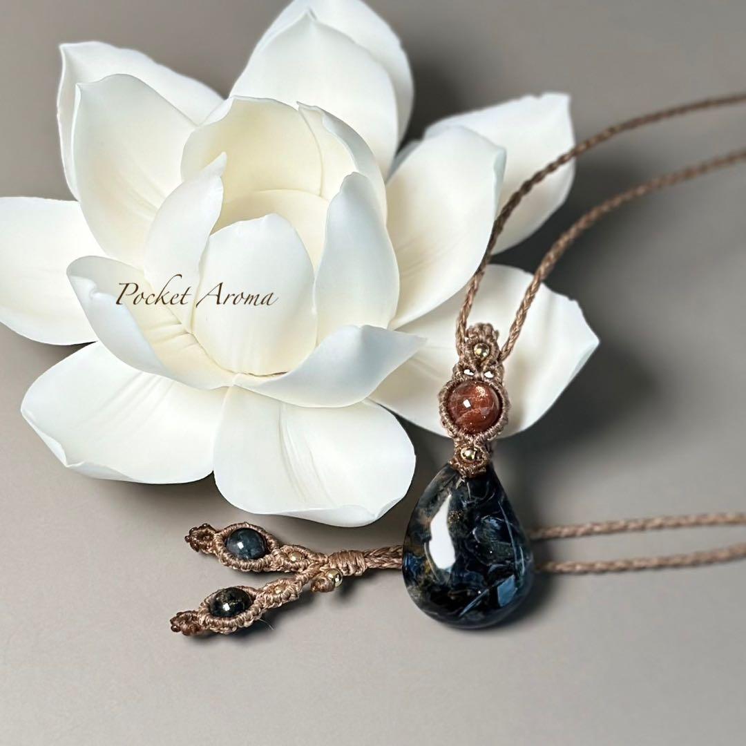 『美香蒼』レッドブルーピーターサイトとブラウンサンストーンのマクラメネックレス