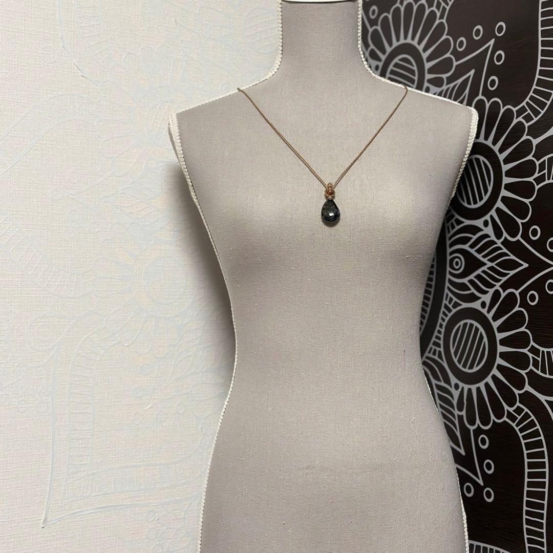 『美香蒼』レッドブルーピーターサイトとブラウンサンストーンのマクラメネックレス