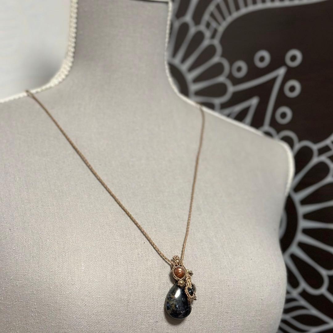 『美香蒼』レッドブルーピーターサイトとブラウンサンストーンのマクラメネックレス