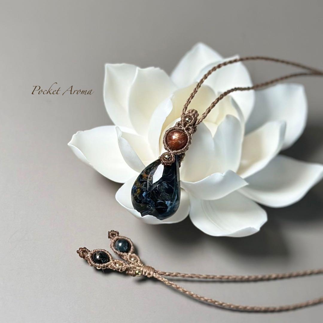 『美香蒼』レッドブルーピーターサイトとブラウンサンストーンのマクラメネックレス