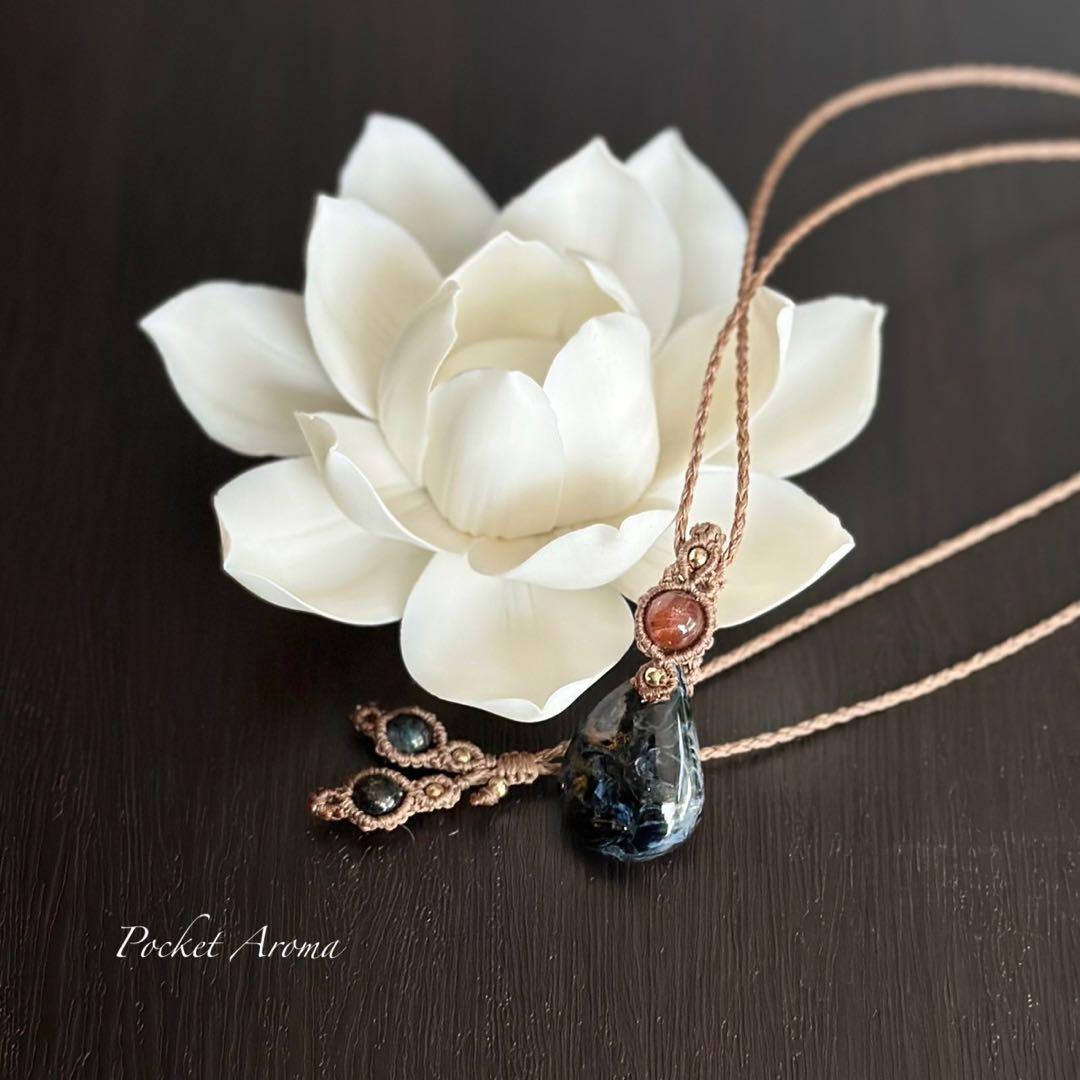 『美香蒼』レッドブルーピーターサイトとブラウンサンストーンのマクラメネックレス