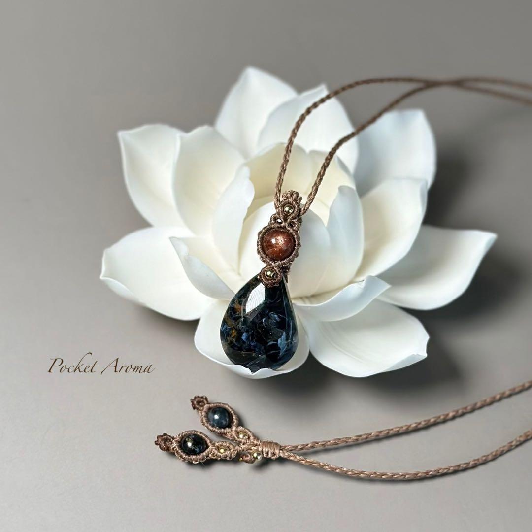 『美香蒼』レッドブルーピーターサイトとブラウンサンストーンのマクラメネックレス