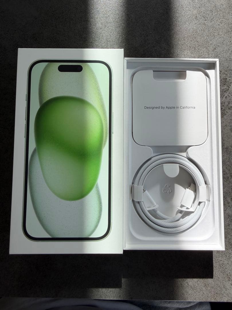 【極美品】iPhone15 256GB SIMフリー　グリーン
