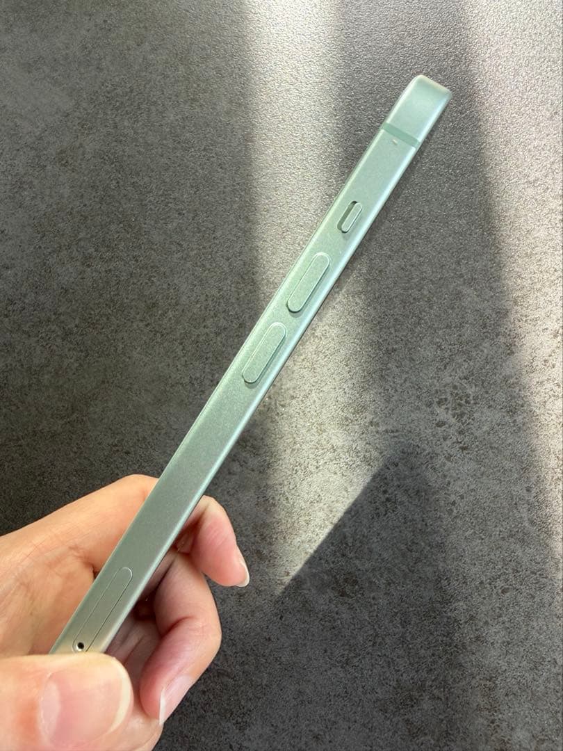 【極美品】iPhone15 256GB SIMフリー　グリーン
