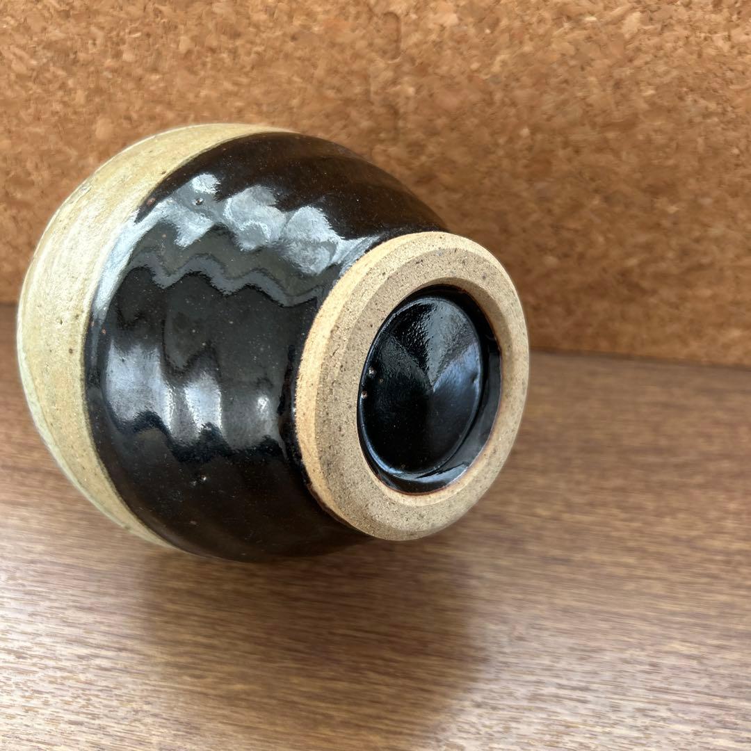 陶器製　細長い瓶 黒と白のストライプ　花瓶