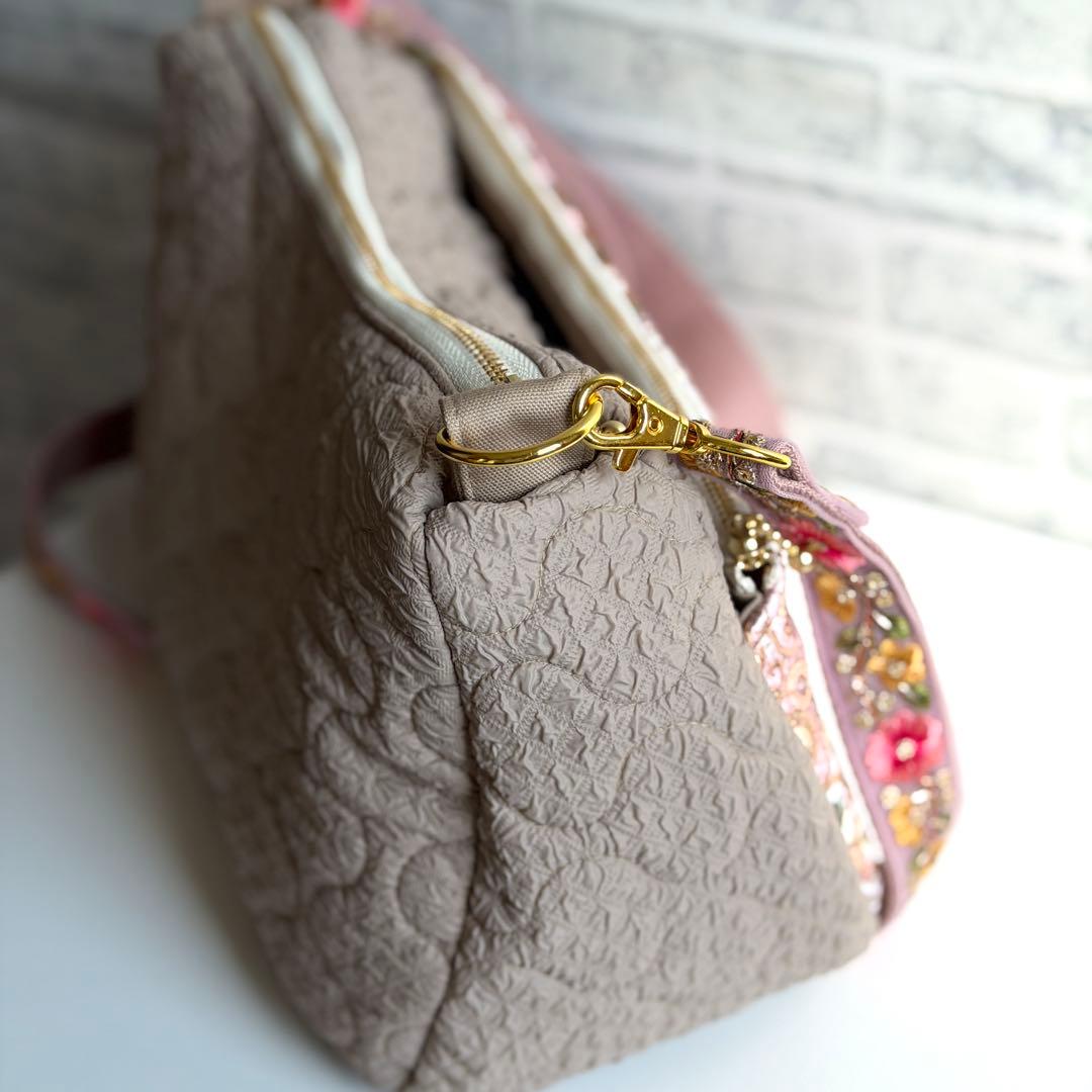 インド刺繍生地とキルティングのバッグ インド刺繍ショルダーストラップ ベージュ