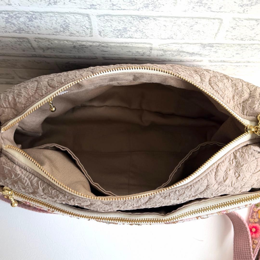 インド刺繍生地とキルティングのバッグ インド刺繍ショルダーストラップ ベージュ