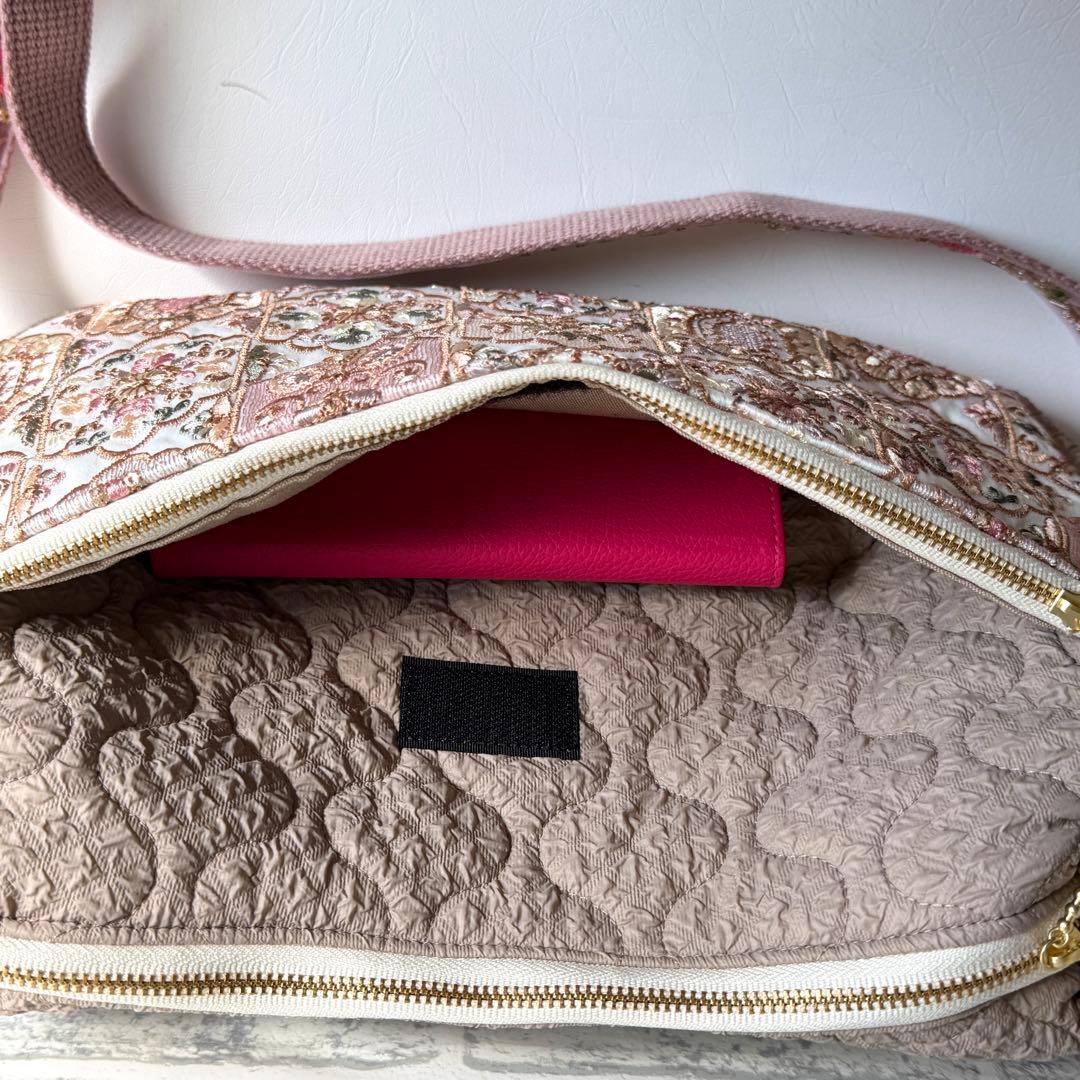 インド刺繍生地とキルティングのバッグ インド刺繍ショルダーストラップ ベージュ