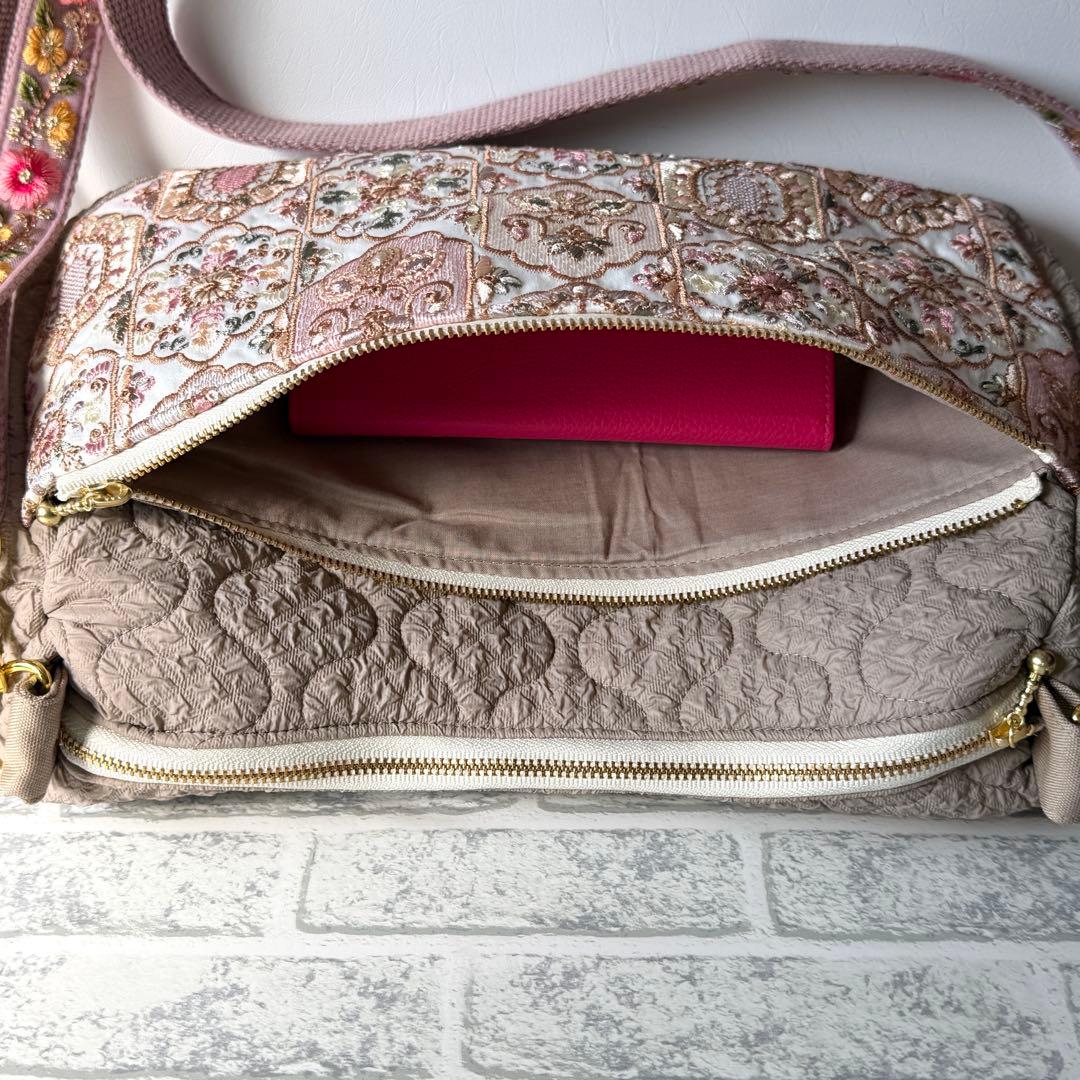 インド刺繍生地とキルティングのバッグ インド刺繍ショルダーストラップ ベージュ
